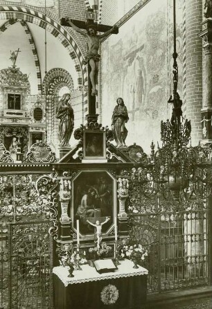 Doberlug-Kirchhain, Zisterzienser-Klosterkirche, Chorgitter mit Altar und Triumphkreuzgruppe