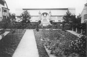 Darmstadt, Mathildenhöhe. Ernst-Ludwig-Haus (Atelierhaus; 1900-1901, J. M. Olbrich). Haupteingangsseite mit Portal und Kolossalfiguren „Mann und Weib“ oder „Kraft und Schönheit“ (L. Habich)