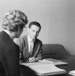 Institut für Anwendung radioaktiver Isotope. Prof. Dr. Lieselott Herforth und Wolfgang Belke im Gespräch im Arbeitszimmer : Dresden-Südvorstadt, Zellescher Weg 19 (Andreas-Schubert-Bau der TU Dresden). Institut für Anwendung radioaktiver Isotope. Prof. Dr. Lieselott Herforth und Wolfgang Belke im Gespräch im Arbeitszimmer