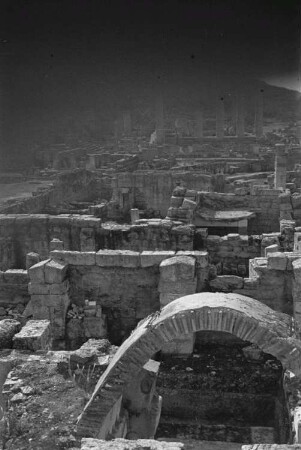 Reisefotos Libyen. Kyrene, antike griechische Stadt. . Teilansicht mit Gewölberest von erhöhtem Standpunkt