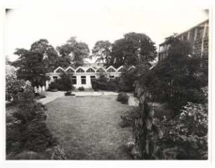 Grünflächen am Gymnasium, Marl: Gebäuderückseite (Halle) mit Pflanzflächen und Plattenverlegung