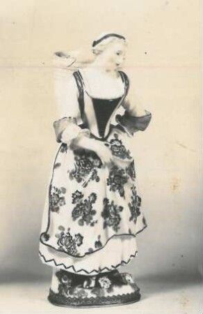 Stehende Gärtnerin