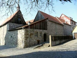 Ansicht von Südosten mit Kirchhofmauer und Gaden-(Wehrgang im 19 Jh abgetragen und ehemalige Pultdächer der Gaden durch Satteldächer ersetzt)-sowie Mannpforte