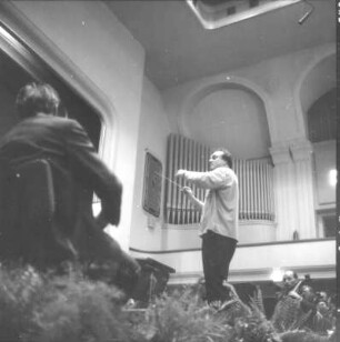 Gewandhauskapellmeister Kurt Masur bei der Probe mit dem Gewandhausorchester. Leipzig, Kongreßhalle, 02.09.1970