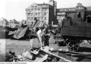 Dresden, Bühlau, Kurhaus. Gründungsparteitag der SED. Wilhelm Koenen, Mitglied des Zentralkomitees der Kommunistischen Partei Deutschlands (KPD), nach seiner Teilnahme an der Gründung der SED in Sachsen, 7. April 1946 & Dresden, Bühlau, Kurhaus. Gründungsparteitag der SED. Wilhelm Koenen, Mitglied des Zentralkomitees der Kommunistischen Partei Deutschlands (KPD), 7. April 1946 & Dresden, Bühlau. VKHS, 1946