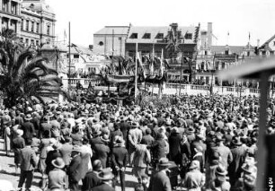 Einzug des Gouverneurs : Menschenmenge beim Einzug des Gouverneurs vor dem Parlament (Ou Raadzaal) auf dem Church Square