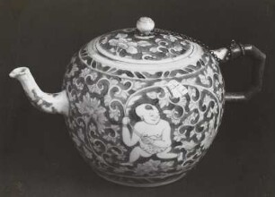 Kleine Teekanne mit kobaltblauem Eiskristallfonds und ausgesparten Päonienranken und zwei unbekleideten Chinesen