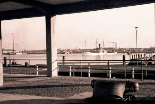 Cuxhaven: Durchblick auf Zollhafen