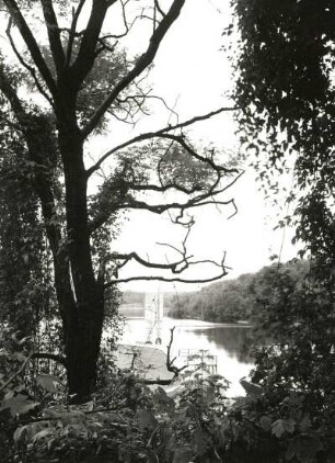 Rüdersdorfer Kalkberge. Durchblick zum Heinitzsee (abgesoffener Kalktagebau) mit Gefallenendenkmal