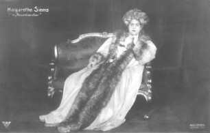 Margarethe Siems als Marschallin : Margarethe Siems als Marschallin in "Der Rosenkavalier" von Richard Strauss. Königliche Hofoper Dresden, Uraufführung 26.01.1911. Fotografie (Weltpostkarte) von Hugo Erfurth