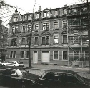 Dresden-Pieschen, Hans-Sachs-Straße 18/16. Doppelwohnhaus mit Laden (um 1900). Straßenansicht mit Gingkobäumen