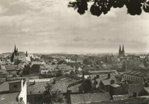 Quedlinburg. Stadtansicht mit Blasiikirche und Nikolaikirche. Ansicht von der Terrasse des "Schloßkruges" nach Nordosten