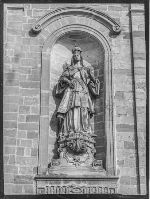 Pfarrkirche, Hl. Kunigunde in Steinnische an der Kirchenwand