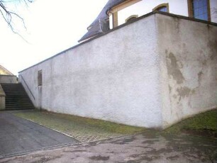 Ansicht von Nordosten mit Kirchhofmauer über Flanke-Wehrgang sowie Flankierungstürme im 18 Jh abgetragen und Kirchhofmauer glatt verputzt