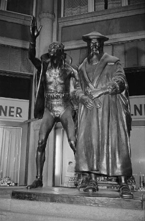 Mädlerpassage in Leipzig, "Faust und Mephisto" Bronzeplastik vor dem Eingang zum Restaurant Auerbachs Keller