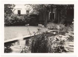Garten Wolf, Dresden: Wasserbecken am Wohnhaus im Garten