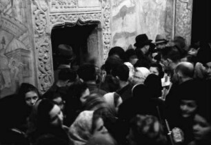 Bukarest: Auferstehungsfeier vor der Kirche Elefterie, wartende Menschen vor dem Portal