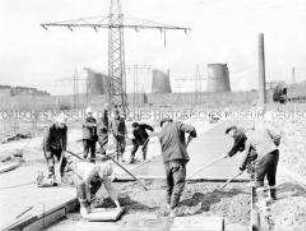 Großbaustelle des VEB Kraftwerk Thierbach mit VEB BKK Espenhain im Hintergrund