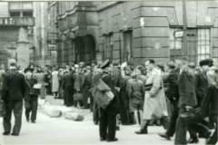 Ost-Berliner warten vor dem Postamt Berlin C 2 (Mitte, Heiliggeiststraße) auf den Geldumtausch