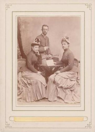 König Gustav V. von Schweden, Königin Viktoria von Schweden und unbekannte Dame