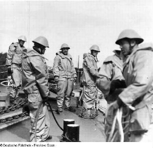 Deutschland . Nationale Volksarmee - Seestreitkräfte. Matrosen im Kampfanzug-See mit Stahlhelm an Deck eines Kampfschiffes während An- bzw. Ablegemanöver
