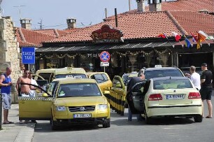 Nessebar - Taxihalteplatz : Taxifahrer warten auf Fahrgäste. Aufgenommen in Alt-Nessebar am 19. Mai 2011