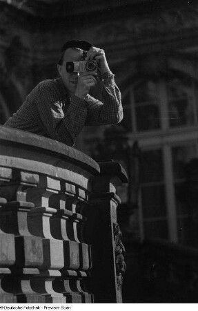 Roger Rössing beim Fotografieren im Zwinger