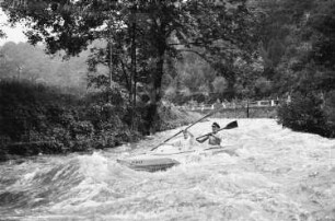 Männer beim Kajakfahren auf einem Fluss