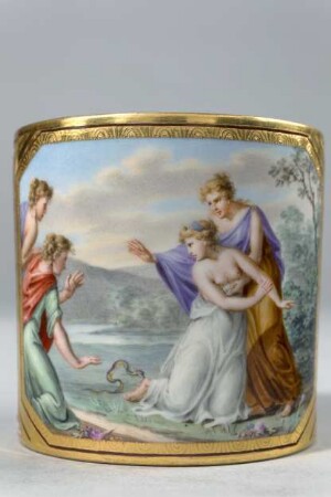 Tasse mit Untertasse aus einem Déjeuner mit Szenen zu Orpheus und Eurydike: Eurydike wird von der Schlange gebissen