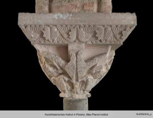Kapitell mit Vögeln und hockenden Figuren - E11MS29