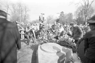 Einweihung des Mahnmals für die Opfer des RAF-Attentats auf Generalbundesanwalt Siegfried Buback, seinen Kraftfahrer Wolfgang Göbel und Justizhauptwachtmeister Georg Wurster
