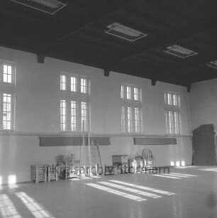 Turnhalle Woldenhorn-Schule: Sonderschule des Kreises Stormarn für geistig behinderte Kinder: Ecke Reeshoop / Schulstraße: ehemalige Turnhalle der Grundschule Am Schloss nach Modernisierung: Innenaufnahme