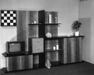 Anbauwand : Dresden-Hellerau. VEB Deutsche Werkstätten Hellerau. Hausmesse, 1986. Anbauwand. Holz, folienbeschichtet (1986; VEB Möbelkombinat Dresden-Hellerau)