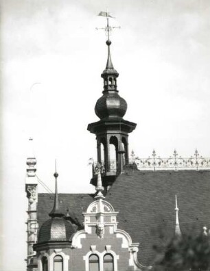 Dresden-Pieschen, Bürgerstraße 63. Rathaus Pieschen (1890/1891; R. Schilling, J. Gräbner). Giebel und Türmchen der Nordost-Ecke (3. Obergeschoss)