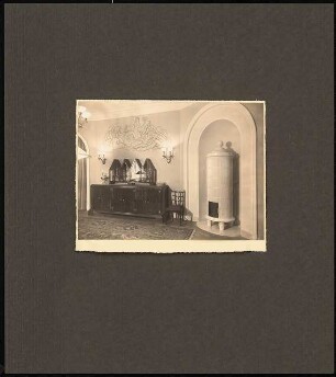 Wohnung. Inneneinrichtung: Speisezimmer, Kachelofen