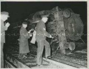 Umgestürzte Lokomotive nach Zugunglück in Hamburg-Altona