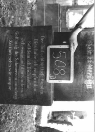 Grabstein 508 (Index: 100111602) Material: Granit Zustand: gut Maße HxBxT: 191x56x27 cm Beschreibung: Stele, getreppter Sockel, giebelartiger Abschluß Steinmetz: Seiter: Grabstein 508B