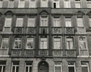 Wurzen, Bürgermeister-Schmidt-Platz 2. Wohnhaus (1890/1900). Obergeschoßfenster
