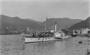 Personen-Seitenraddampfer "Tetschen" (1892, Werft Blasewitz) nach dem Ablegen an der Anlegestelle. Fahrt stromauf