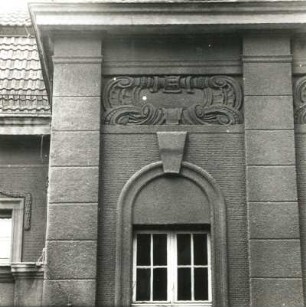 Cottbus, Wilhelm-Külz-Straße 11/Ecke Wernerstraße. Ehemalige Loge (Kammerbühne und Landessender Brandenburg; um 1910). Fensterbekrönung (1. Obergeschoss)