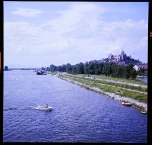 Breisach: Wassersportler auf dem Altrhein, mit Münster, von der neuen Brücke