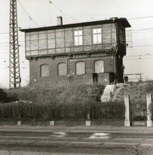 Hochgleisanlage (Bahndamm) der Eisenbahnstrecke Dresden Hauptbahnhof - Bahnhof Dresden-Neustadt. Wärterstellwerk W 8 am südlichen Bahnhofskopf, Straßenseite : Dresden-Neustadt, Antonstraße. Hochgleisanlage (Bahndamm) der Eisenbahnstrecke Dresden Hauptbahnhof - Bahnhof Dresden-Neustadt. Wärterstellwerk W 8 am südlichen Bahnhofskopf, Straßenseite