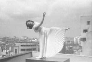 Bukarest: Colorado: Maria Livezeanu: Tanzstudien auf der Terrasse, Victoria Versicherungsgebäude, allein auf Tisch