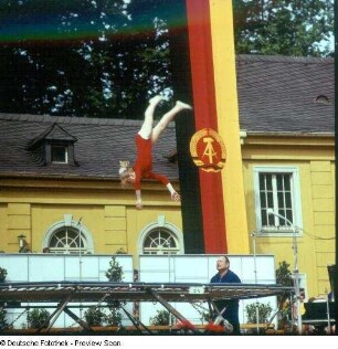 Kultur- und Sportfest in der Freilichtbühne Junge Garde". Gymnastin am Trampolin