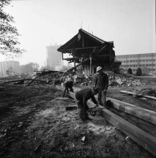 Abbruch des ehemaligen Wirtschaftsgebäudes des Markgräflichen Palais.