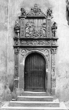 Portal mit Terracottadekor und Relief mit der Bekehrung des Saulus