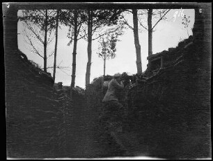 Komaika-Stellung (=Kamaja/Kamoja, Gewässer in Litauen): Soldat mit angelegtem Gewehr in einem Schützengraben ("Jäger Hockelmann beim Abschießen von Russen in Bastei Stade")