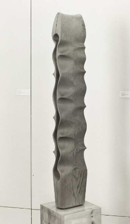 Zwei Holzskulpturen und Holzsäule