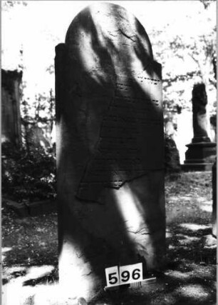 Grabstein 596 (Index: 99630098) Material: Sandstein Zustand: links völlig abgeblättert/Textverlust Maße HxBxT: 140x59x7 cm Beschreibung: Stele mit eingezogenem Rundbogenabschluß: Grabstein 596