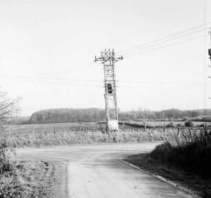 Wirtschaftsweg mit Abzweigung nach Schüttenkaten: dahinter Strommast: im Hintergrund Forst Steinfelder Wohld
